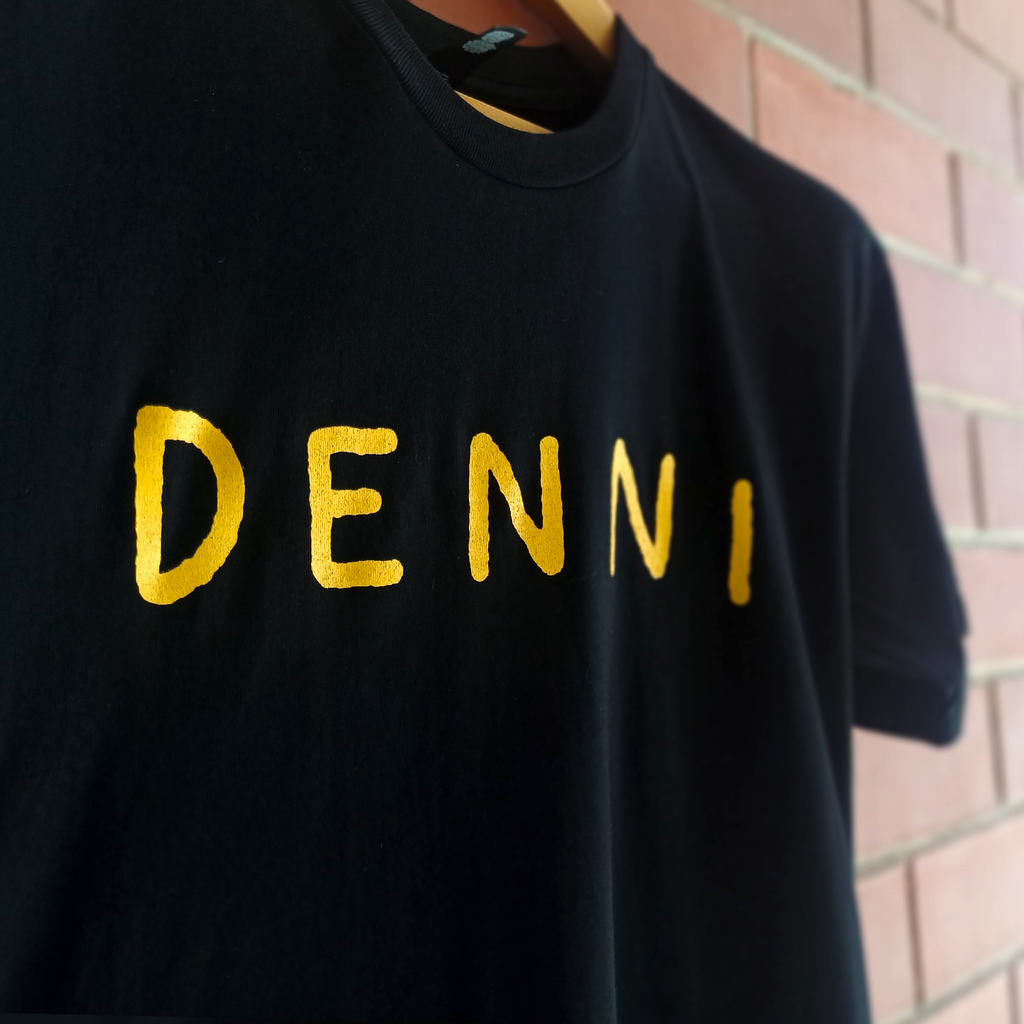 Denni - Queen Cockatoo T-Shirt (Black)