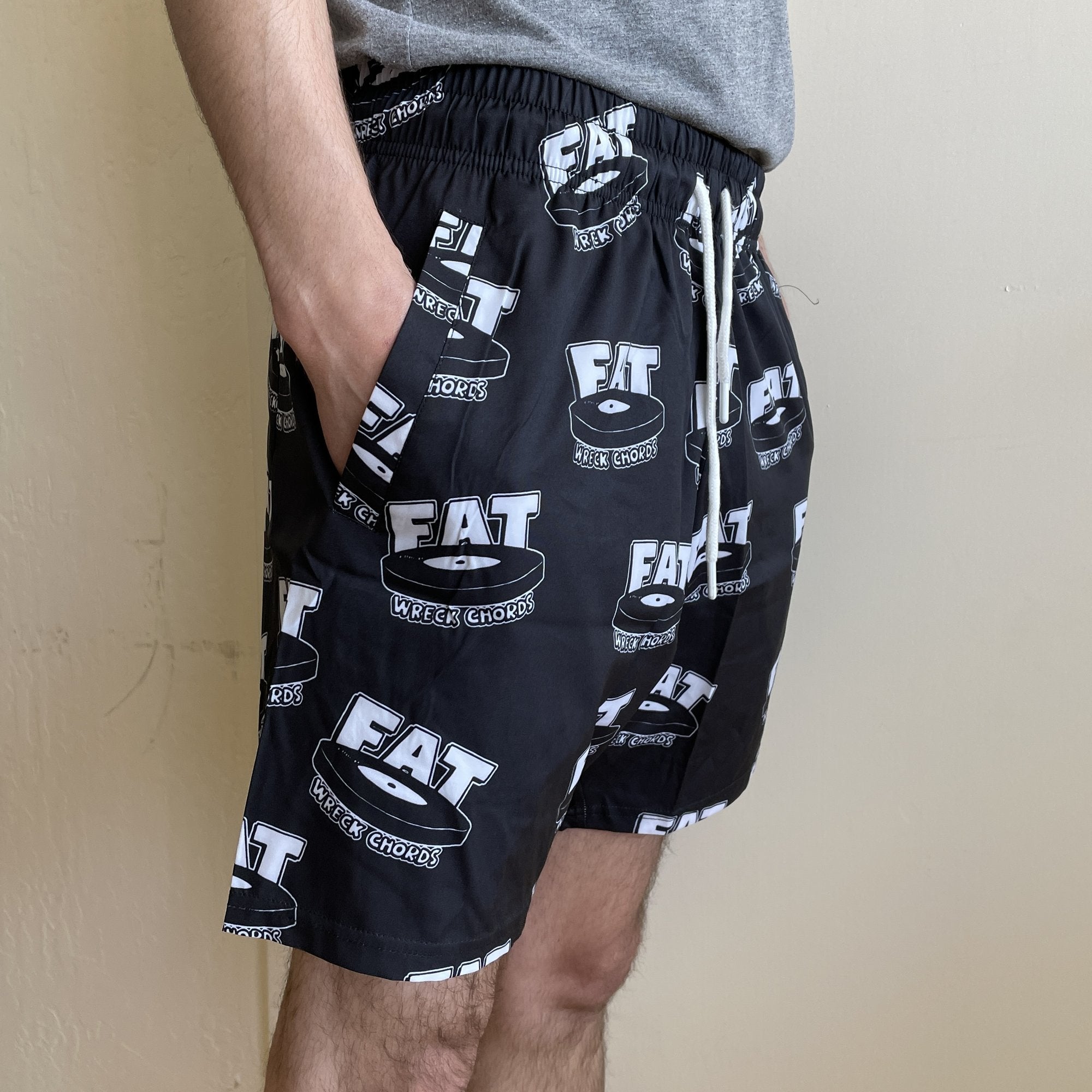新品　FAT WRECK CHORDS ロゴ付きハーフパンツ FATロゴショーツ（ブラック） – Artist First